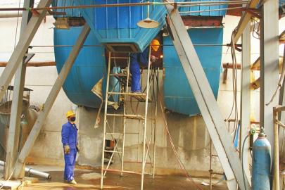 小鴨熱源廠正在進行帶式除塵器拆除作業(yè)。潘慶照