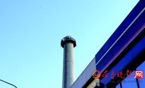 2013年12月15日晨，大煙囪排煙加重了濟南的空氣污染。